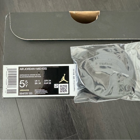 Nike Jordan 1 Mid Arctic Orange Black Toe (GS) - Picture 9 of 10